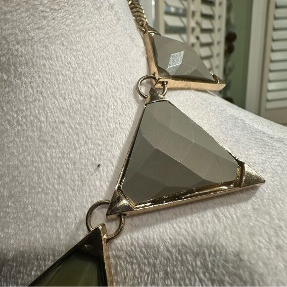 MIKA RUNWAY STYLE GREEN & GRAY ACRYLIC TRIANGLES ON GOLDEN METAL BIB NECKLACE - Picture 6 of 9